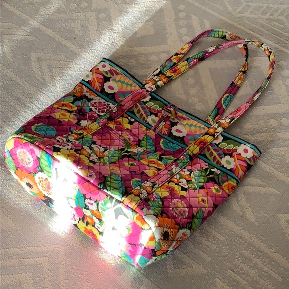 Vera Bradley Handbags - Beautiful Vera Bradley tote